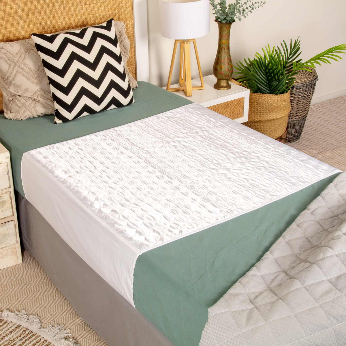 Conni Reusable Bed Pad with Tuck-ins