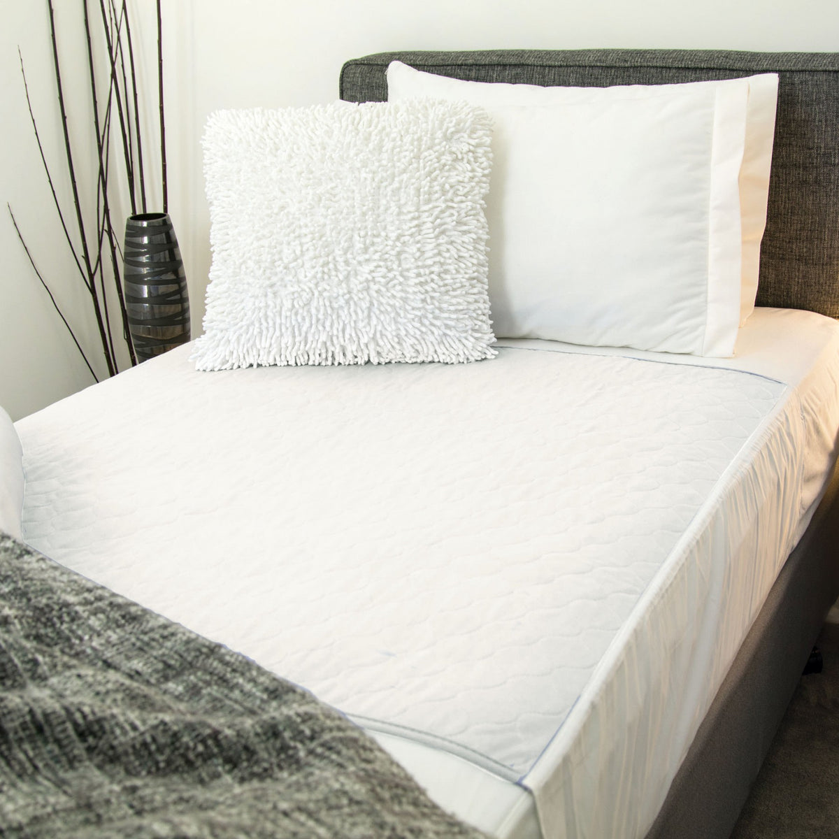Conni Reusable Bed Pad with Tuck-ins